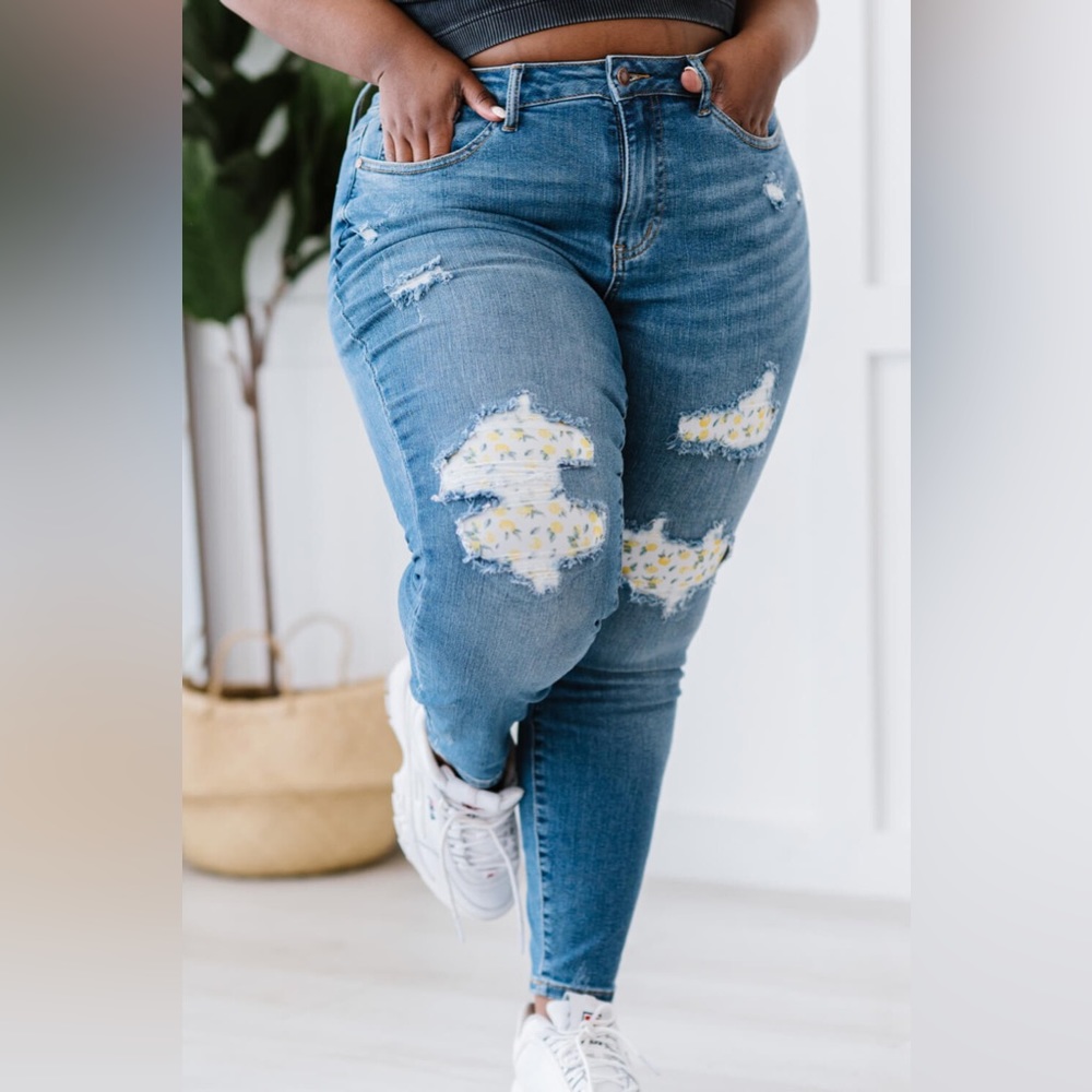 FINAL CALL🚨Judy Blue Lemon Print Lined Skinny Jeans - Picture 4 of 10